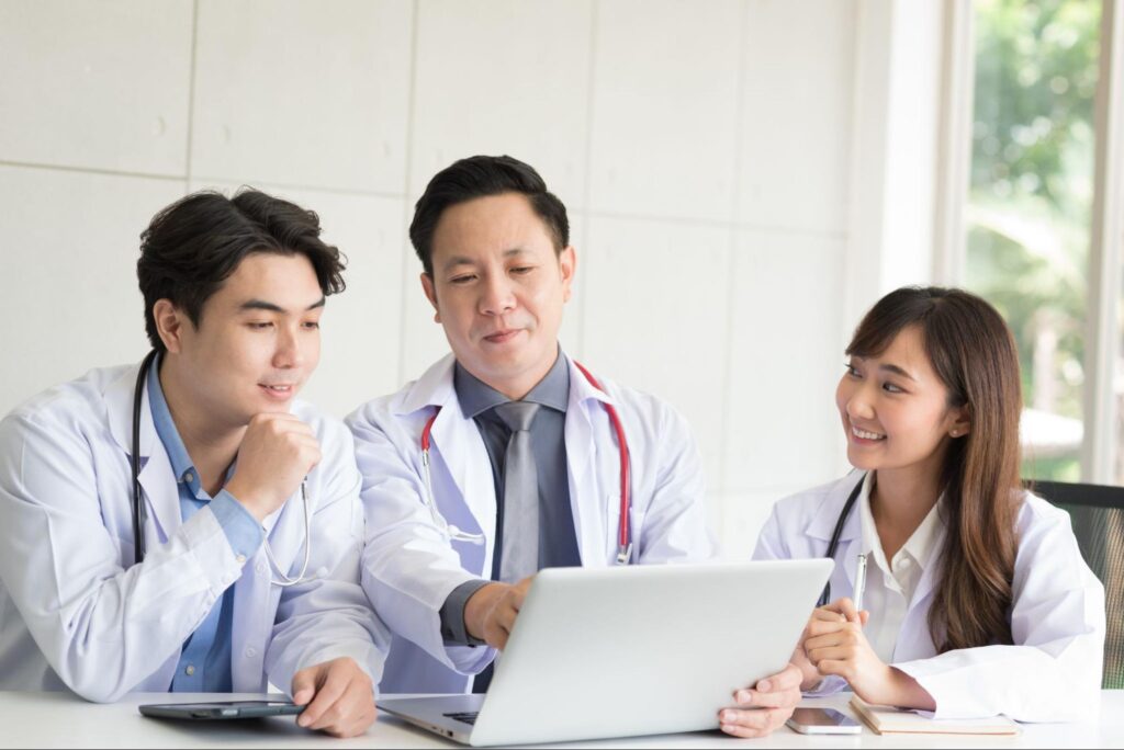 doctors discussing infront of a laptop